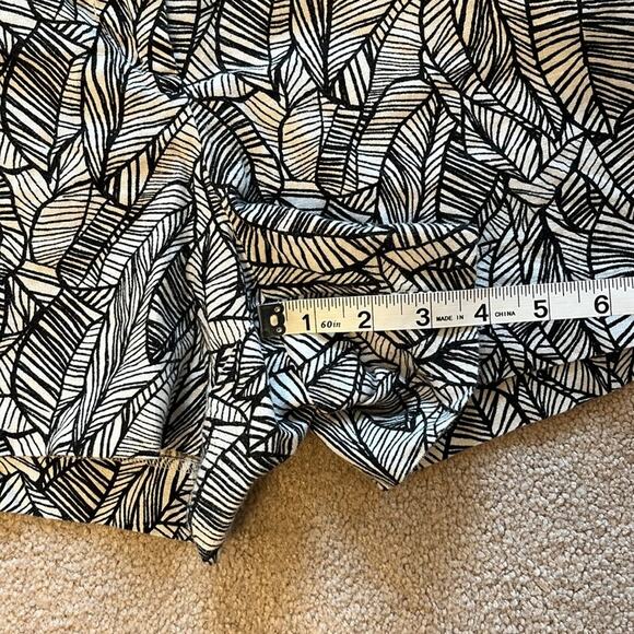 Loft 100% Linen Marisa Palm Leaf Print 4” Shorts Size 14 Black White - Picture 8 of 8